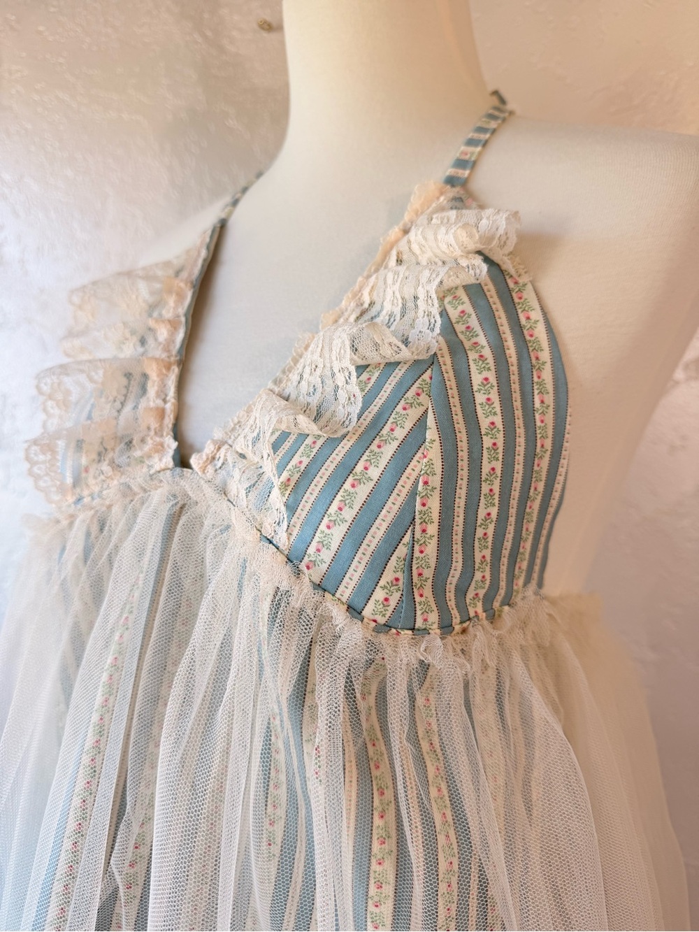 ONE-OF-A-KIND HANDMADE VINTAGE-FABRIC HALTER TOP 🩵 XS - Picture 2 of 16